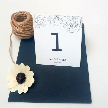 numero e mesa 1 con flores banacore